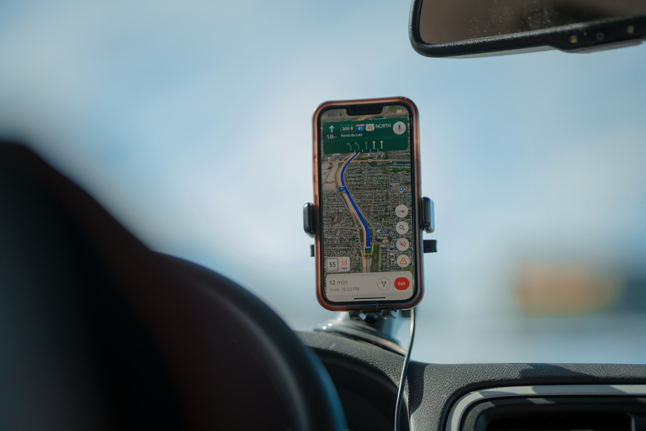 Araç konsolunda navigasyon gösteren telefon
