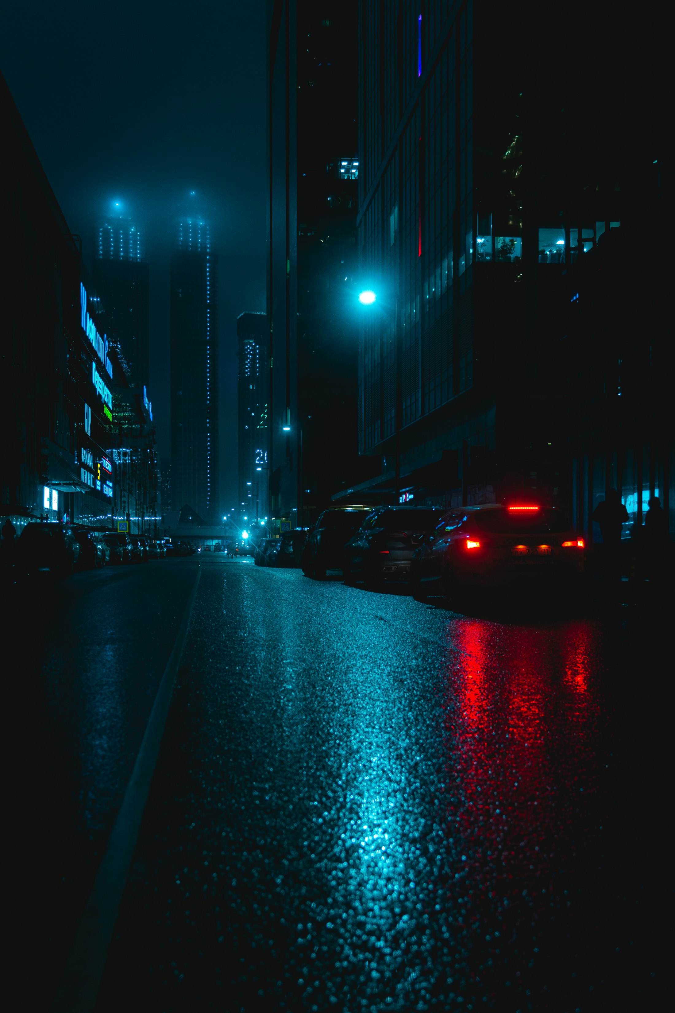 Gece ıslak şehir sokağı